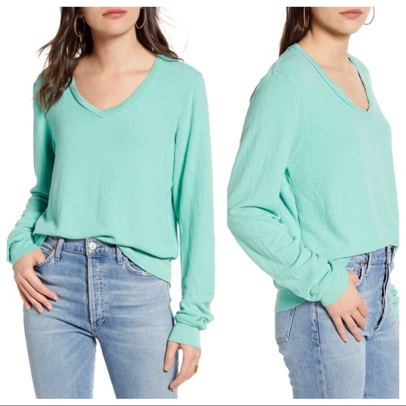 WILDFOX Baggy Beach Jumper Deep V Knit Pullover - Picture 2 of 16